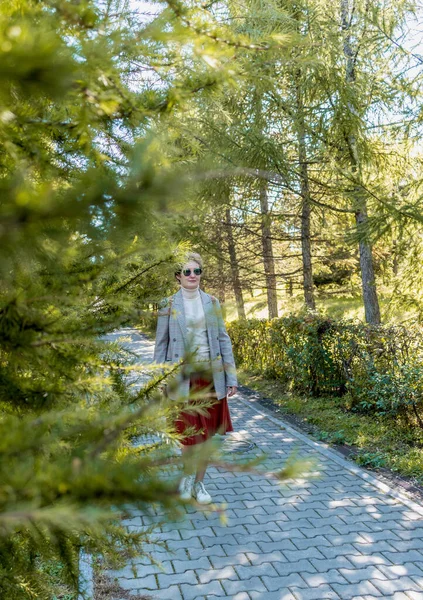 Mujer Adulta Está Caminando Parque Con Alerces Concepto Soledad Bienestar — Foto de Stock
