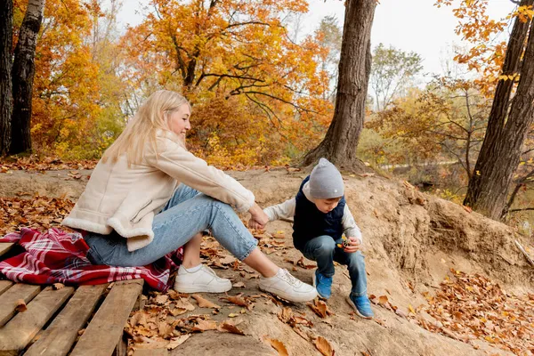 Mãe Filho Estão Brincando Livre Floresta Conceito Passatempo Familiar Humor — Fotografia de Stock