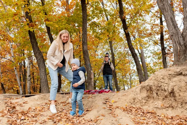 Mãe Filho Estão Brincando Livre Floresta Conceito Passatempo Familiar Humor — Fotografia de Stock