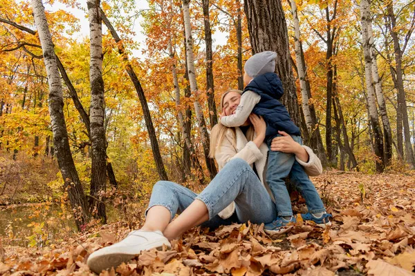 Μαμά Και Γιος Παίζουν Έξω Στο Δάσος Οικογενειακό Χόμπι Φθινοπωρινή — Φωτογραφία Αρχείου