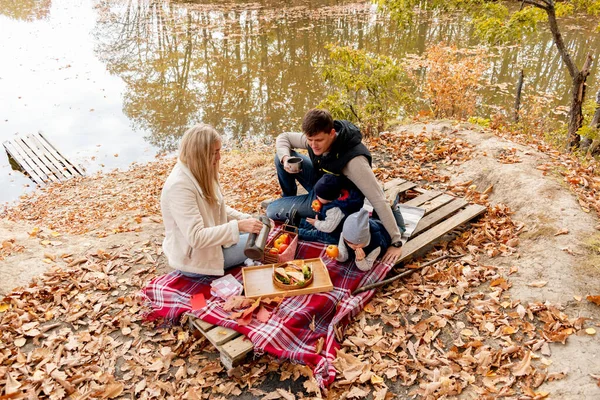 一家人在湖边的树林里休息的时候去野餐 家庭成员照料概念 秋天的风景人的多样性 — 图库照片