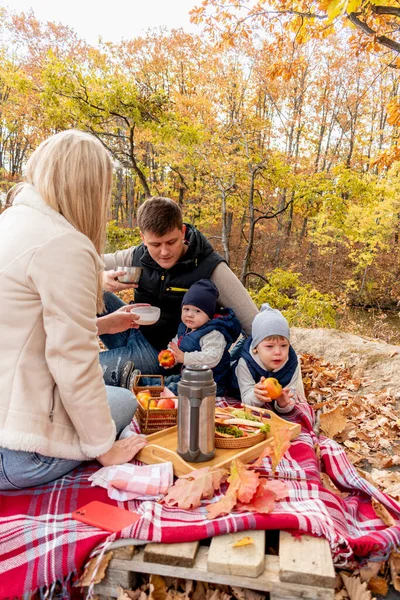 一家人在湖边的树林里休息的时候去野餐 家庭成员照料概念 秋天的风景人的多样性 — 图库照片