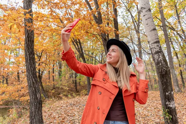 Mladá Dívka Blond Vlasy Dělá Selfie Telefonu Zatímco Stojí Podzimním — Stock fotografie