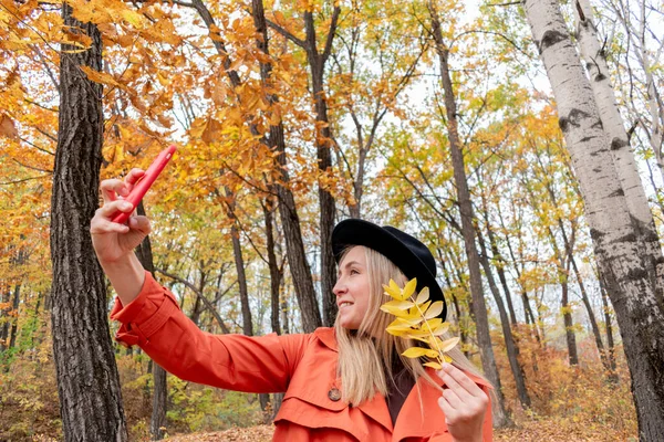 Rapariga Com Cabelo Loiro Faz Uma Selfie Telefone Enquanto Está — Fotografia de Stock