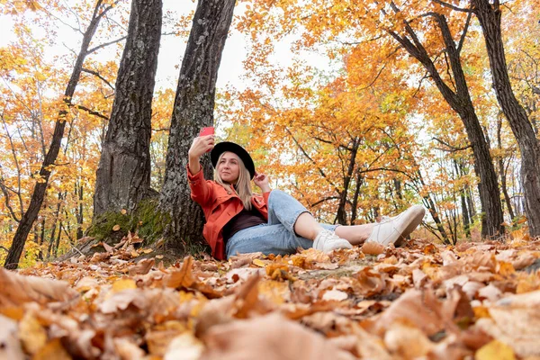 Mladá Dívka Blond Vlasy Dělá Selfie Telefonu Zatímco Stojí Podzimním — Stock fotografie