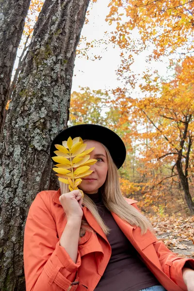 Mladá Dívka Blond Vlasy Procházky Podzimním Lese Wellness Koncept Oranžový — Stock fotografie