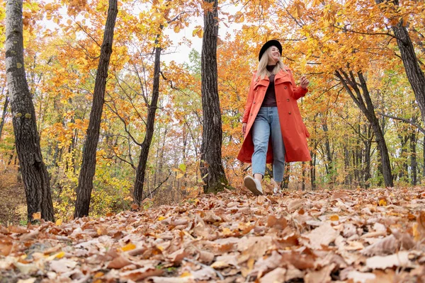 Chica Joven Con Pelo Rubio Camina Bosque Otoño Concepto Bienestar — Foto de Stock