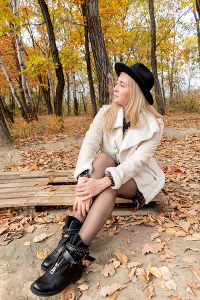 Mladá Žena Černém Klobouku Sedí Břehu Jezera Podzimním Lese Wellness — Stock fotografie