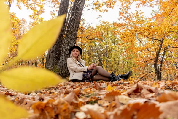 Mladá Žena Černém Klobouku Sedí Břehu Jezera Podzimním Lese Wellness — Stock fotografie