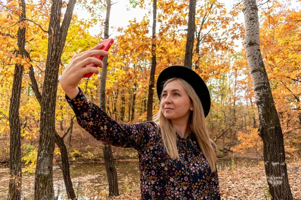Chica Joven Con Pelo Rubio Hace Una Selfie Teléfono Mientras — Foto de Stock