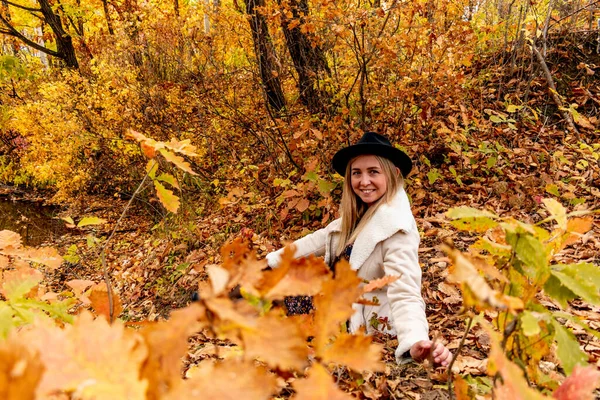 Mladá Žena Prochází Jezera Podzimním Lese Wellness Koncept Zdravý Životní — Stock fotografie