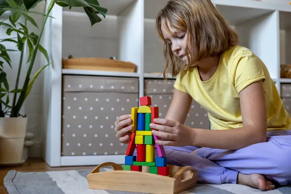Barn Bygger Raket Färgade Träkuber Montessori Material Hemskolekoncept Miljövänlig Leksak — Stockfoto