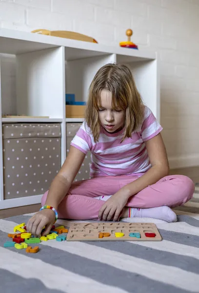 Barn Lär Sig Att Sätta Ord Bokstäver Engelskt Alfabet Montessori — Stockfoto