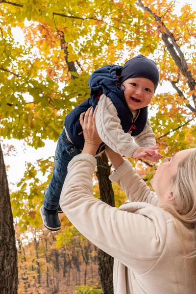 Mãe Filho Estão Brincando Livre Floresta Conceito Passatempo Familiar Humor — Fotografia de Stock