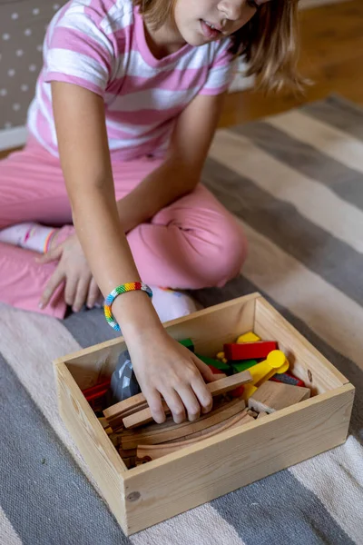 Barnet Tar Träleksaker Lådan Järnvägsleksaker Montessori Material Hemskolekoncept Miljövänlig — Stockfoto