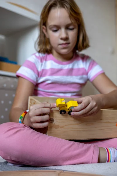 Barnet Bygger Träjärnväg Montessori Material Hemskolekoncept Miljövänlig — Stockfoto