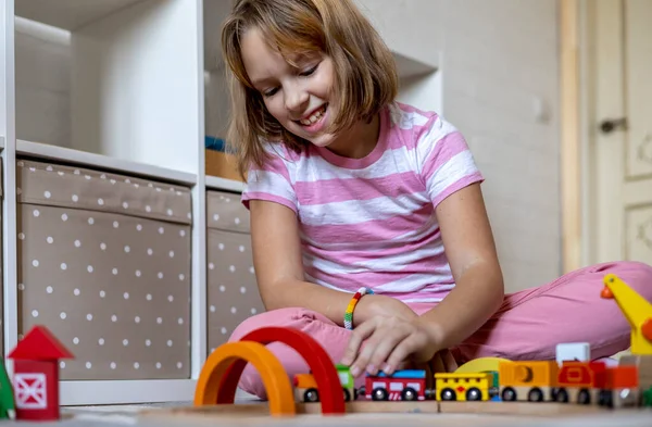 Barn Rullar Ett Ånglok Träjärnväg Montessori Material Hemskolekoncept Miljövänlig — Stockfoto