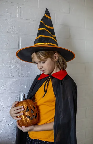 Chica Vestida Con Disfraz Bruja Sostiene Una Calabaza Brillante Decorativa — Foto de Stock