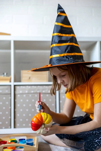 Flicka Klädd Som Häxa Ritar Pumpa Halloweenhelgen Barn Gör Det — Stockfoto