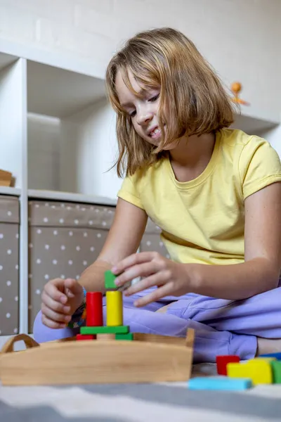 Barn Bygger Raket Färgade Träkuber Montessori Material Hemskolekoncept Miljövänlig Leksak — Stockfoto