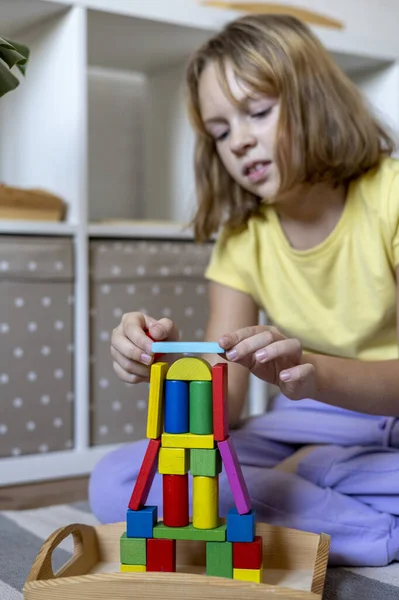 Barn Bygger Raket Färgade Träkuber Montessori Material Hemskolekoncept Miljövänlig Leksak — Stockfoto