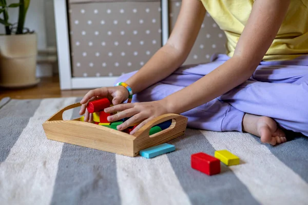 Barnet Samlar Träkuber Bricka Montessori Material Hemskolekoncept Miljövänlig Leksak — Stockfoto