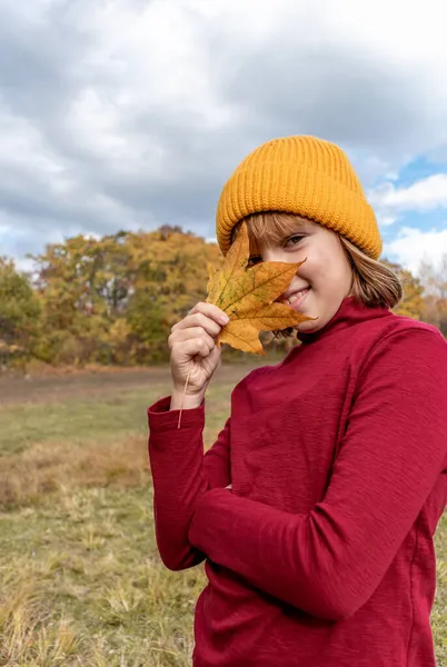 Chica Preadolescente Suéter Punto Amarillo Sostiene Brazo Hojas Acogedor Concepto — Foto de Stock