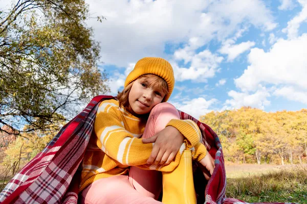 Σκεπτική Έφηβη Κίτρινο Πουλόβερ Κάθεται Ένα Κόκκινο Καρό Cozy Αργή — Φωτογραφία Αρχείου