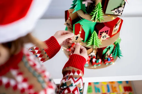 Dívka Klobouku Santa Clause Dívá Adventní Kalendář Koncept Přípravy Vánoční — Stock fotografie