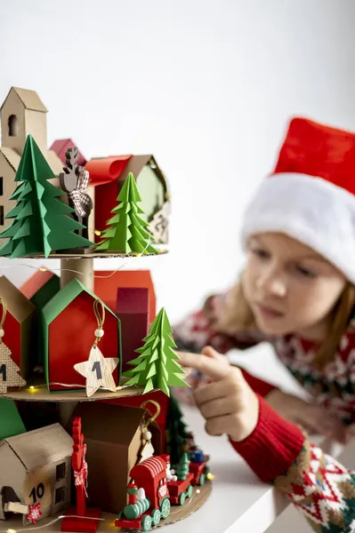 Dívka Klobouku Santa Clause Dívá Adventní Kalendář Koncept Přípravy Vánoční — Stock fotografie