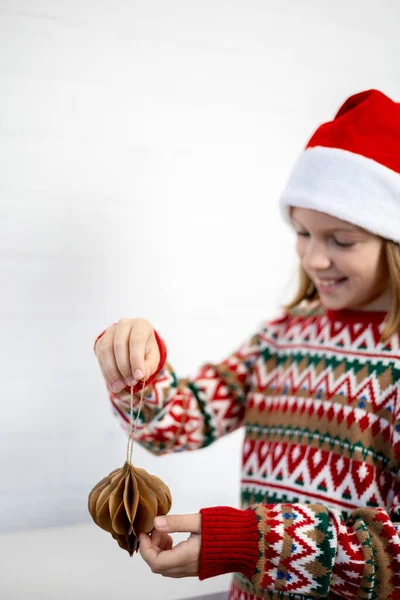 Dziewczyna Dzianinie Świąteczny Sweter Trzyma Dekorację Ekologiczna Koncepcja Kulki Papierowej — Zdjęcie stockowe
