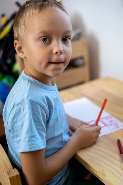 Pojken Ritar När Han Sitter Vid Bordet Utbildning Genom Kreativitet — Stockfoto