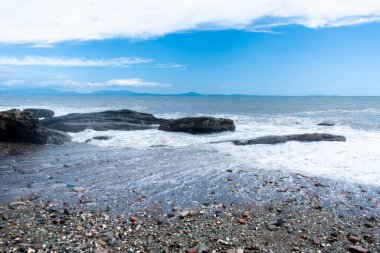 Deniz dalgaları kayaya çarpıyor. Doğaya saygı kavramı. Uzayı kopyala Sarı Deniz.