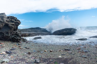 Deniz dalgaları kayaya çarpıyor. Doğaya saygı kavramı. Uzayı kopyala Sarı Deniz.