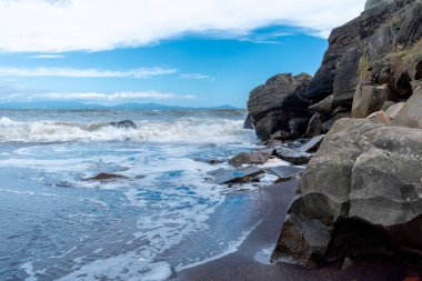 Deniz dalgaları kayaya çarpıyor. Doğaya saygı kavramı. Uzayı kopyala Sarı Deniz.