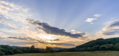 Gün batımı yolu. Araba yolculuğu konsepti. Pencereden manzara güzel. Boşluğu kopyala