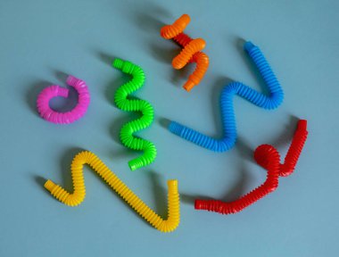 Oyuncak pop müzik eğitimi konsepti. Çocuklar arasında popüler bir oyuncak. Mavi arka plan. Düz yatıyordu