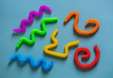 Oyuncak pop müzik eğitimi konsepti. Çocuklar arasında popüler bir oyuncak. Mavi arka plan. Düz yatıyordu