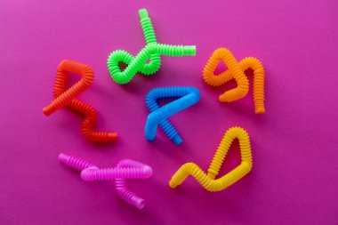 Oyuncak pop müzik eğitimi konsepti. Çocuklar arasında popüler bir oyuncak. Pembe arka plan. Düz yatıyordu