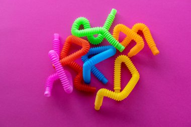 Oyuncak pop müzik eğitimi konsepti. Çocuklar arasında popüler bir oyuncak. Pembe arka plan. Düz yatıyordu