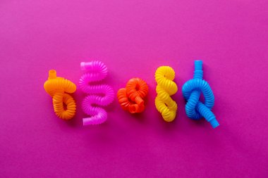 Oyuncak pop müzik eğitimi konsepti. Çocuklar arasında popüler bir oyuncak. Pembe arka plan. Düz yatıyordu