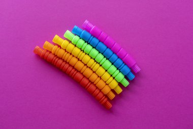 Oyuncak pop müzik eğitimi konsepti. Çocuklar arasında popüler bir oyuncak. Pembe arka plan. Düz yatıyordu