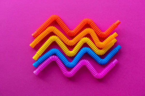 Speelgoedpop Tube Onderwijs Concept Populair Speelgoed Onder Kinderen Roze Achtergrond — Stockfoto