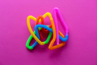 Oyuncak pop müzik eğitimi konsepti. Çocuklar arasında popüler bir oyuncak. Pembe arka plan. Düz yatıyordu