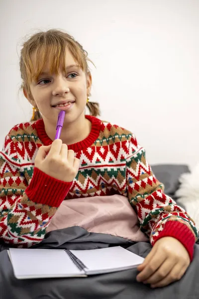 Flickan Gör Ett Önskelöv Barn Julpyjamas Sitter Sängen Begreppet Partiförberedelse — Stockfoto