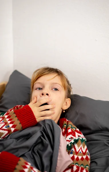 クリスマスのパジャマ姿の子供は朝目が覚めた 10代のヤウンズ サンタクロースの帽子 休日を見越してのコンセプト — ストック写真