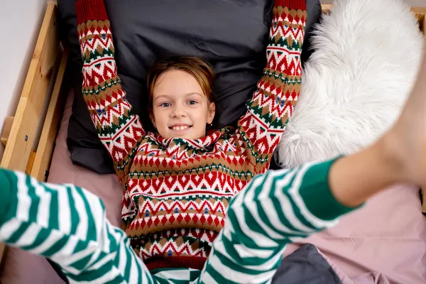 Девушка Рождественской Пижаме Играет Лежа Кровати Детское Веселье Принято Вязанный — стоковое фото