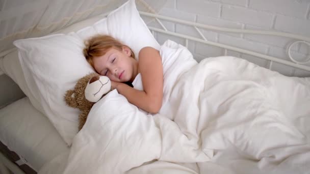 Alvó Kislány Álmomban Megölel Egy Plüssmacit Csinos Barna Gyerek Alszik — Stock videók