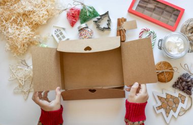 Kişisel bakım paketi hazırlanıyor. Plastiksiz sıfır atık ürünlü mevsimlik hediye kutusu. Şükran Günü, Noel ve anneler günü için aile ve arkadaşlar için çevre dostu sepet. Düz yatıyordu. Boşluğu kopyala