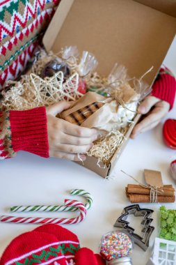 Kişisel bakım paketi hazırlanıyor. Plastiksiz sıfır atık ürünlü mevsimlik hediye kutusu. Şükran Günü, Noel ve anneler günü için aile ve arkadaşlar için çevre dostu sepet. Boşluğu kopyala